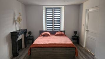 3 bedrooms, iron/ironing board, bed sheets