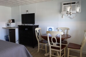 Living area - Mainsail Inn & Cottages (Hampton)