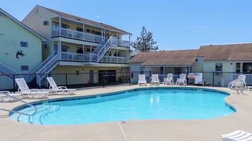 Außenpool (je nach Saison geöffnet), Liegestühle