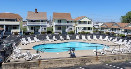 Mainsail Motel & Cottages
