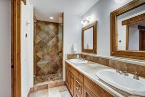 Rumah (5 Bedroom Luxury Townhome in Lionshea) | Eksterior