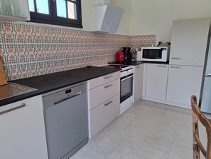 Kylskåp, mikrovågsugn, ugn och spishäll