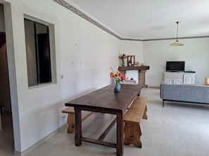 Dining - Ty Denise House  (Rospez)