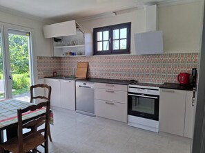 冷蔵庫、電子レンジ、オーブン、コンロ