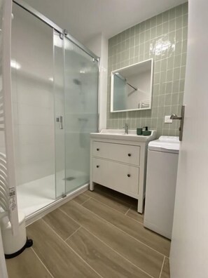 Dusche, Haartrockner, Handtücher