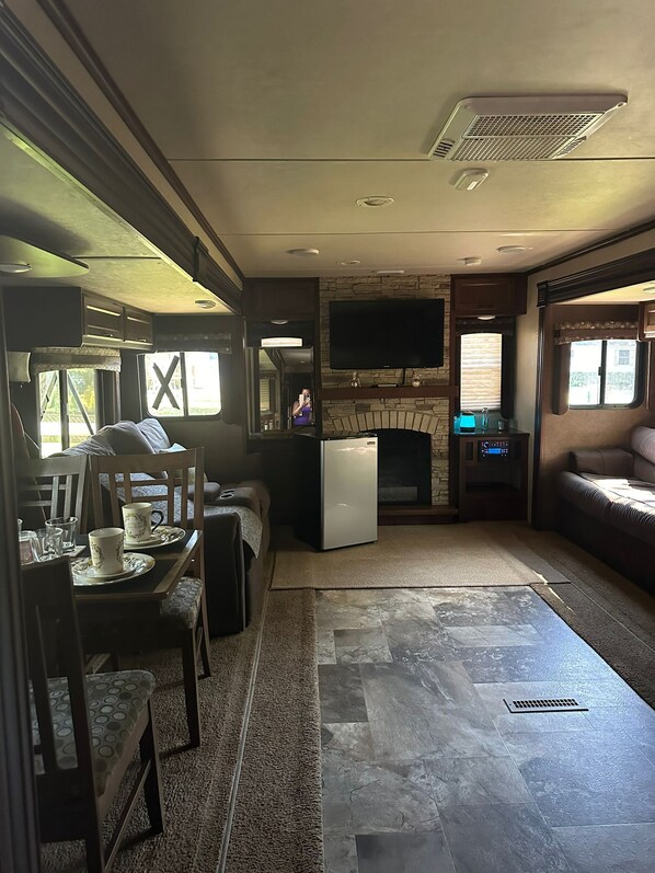 Smart TV, fireplace - RV Apartment near Disney, Universal Parks, and all of Orlando's attractions. (Christmas)