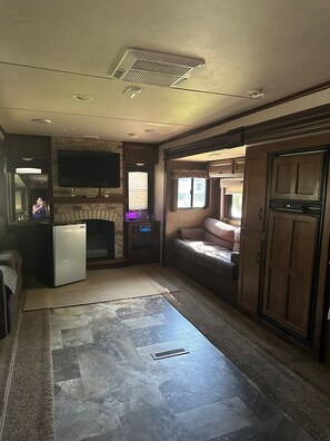 Smart TV, fireplace - RV Apartment near Disney, Universal Parks, and all of Orlando's attractions. (Christmas)