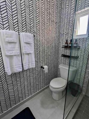 Pyyhkeet, saippua, vessapaperi