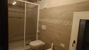 Doccia, vasca idromassaggio, asciugacapelli, bidet