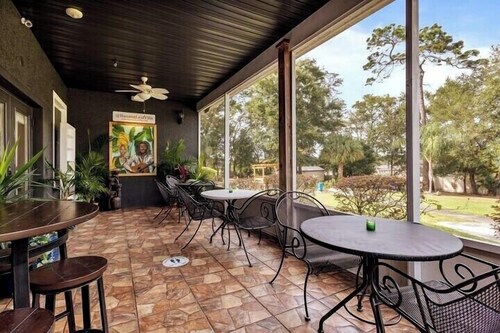 Banana Leaf Villa-Marley Suite with Living Room