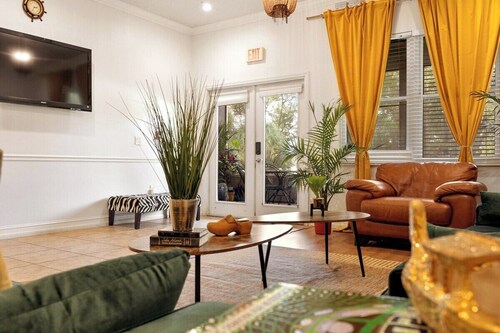 Banana Leaf Villa-Marley Suite with Living Room