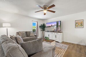 Living area - l New l Fully Remodeled 3Br/2BTH l 1 min to Veterans Memorial Park l Central LOC (Sierra Vista)