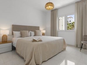 3 habitaciones, tabla de planchar con plancha, internet y ropa de cama 