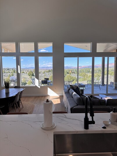 The Meadow - Scenic US-89, Zion & Bryce Canyon, Hot Tub, Starry Nights, Views