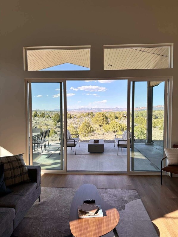 Smart TV, chimenea y oficina 