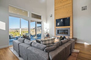 Een smart-tv, een open haard en een kantoor