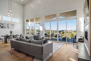 Een smart-tv, een open haard en een kantoor