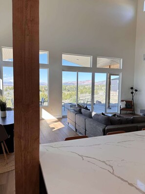 Smart TV, chimenea y oficina 