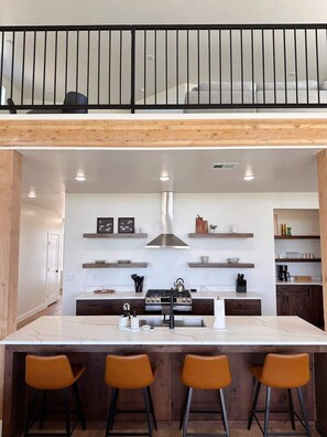 Kylskåp, mikrovågsugn, ugn och spishäll