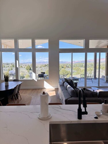 The Meadow at Nat’l Parks |Hot Tub| Sleeps 10