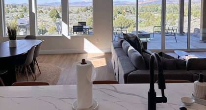 The Meadow at Nat’l Parks |Hot Tub| Sleeps 10