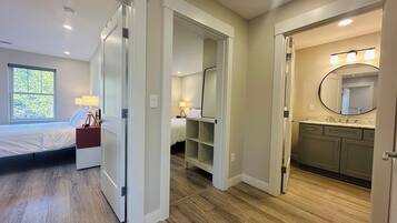 3 habitaciones, escritorio, tabla de planchar con plancha y wifi