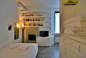 1 bedroom, desk, iron/ironing board, free WiFi - The Navgl, downtown Milan! (Milano)