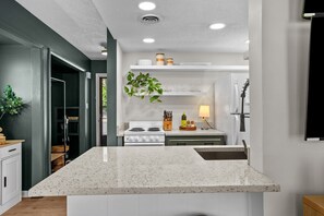 Fridge, microwave, oven, stovetop - NEW reno! Walk to Pinehurst CC, The Cradle and enjoy the indoor putting green! (Pinehurst)