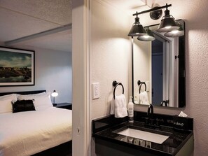 Pillowtop beds, in-room safe, bed sheets - Western Lodge (Steamboat Springs)