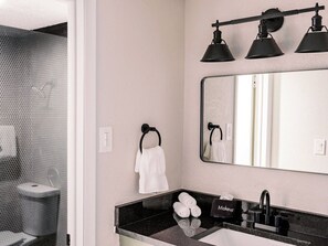 Habitación básica doble | Baño | Regadera, regadera tipo lluvia, amenidades de baño gratuitas