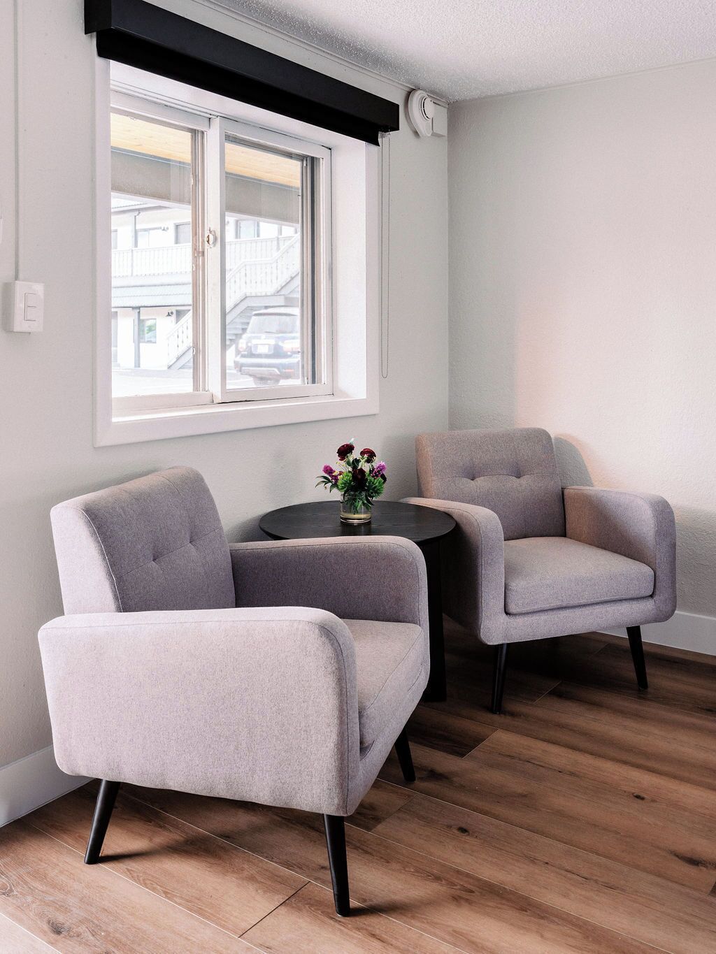 Nệm có lớp đệm bông, két bảo mật tại phòng, bộ trải giường 