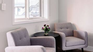 Nệm có lớp đệm bông, két bảo mật tại phòng, bộ trải giường