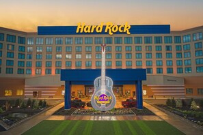 Ein Hard Rock Hotel & Casino mit einer großen Gitarrenskulptur davor.