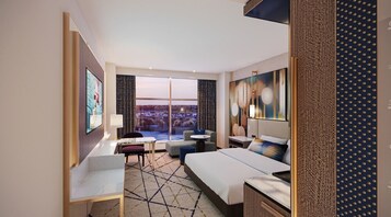 Ropa de cama de alta calidad y caja de seguridad en la habitación 