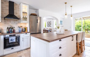 Frigorifero, forno, piano cottura, lavastoviglie