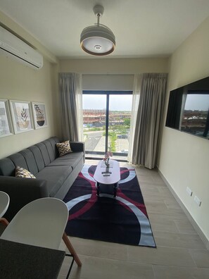 Smart TV - PANORAMA LAKE VERY COMFORTABLE ONE BEDROOM APT WITH A SOFA BED AND FREE WI-FI (Punta Cana)