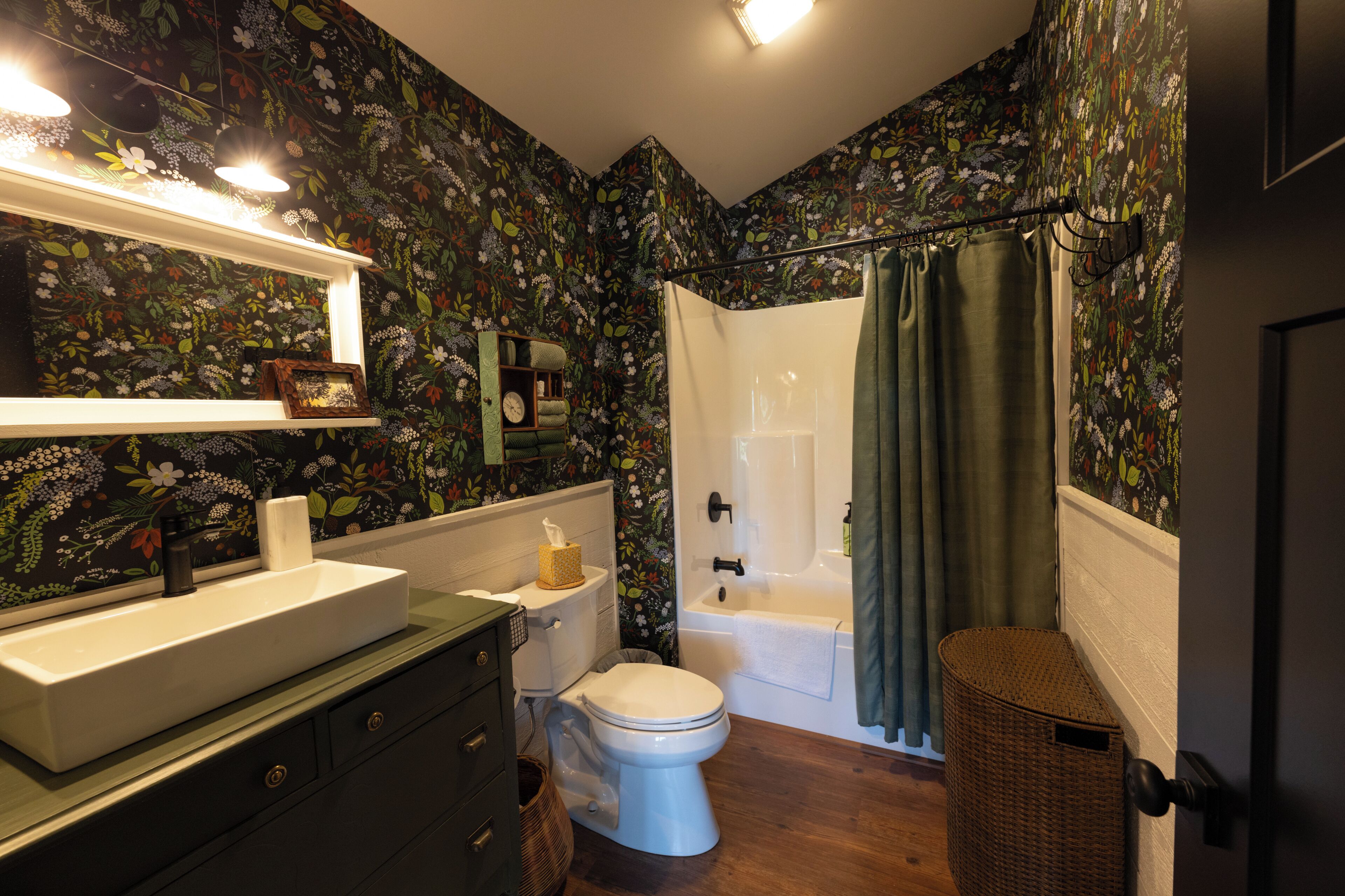 Secadora de cabello, toallas, jabón, shampoo 