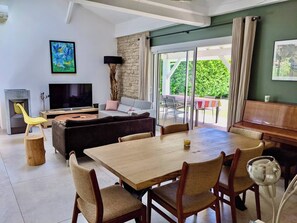 Een televisie, een tafeltennistafel en een stereo