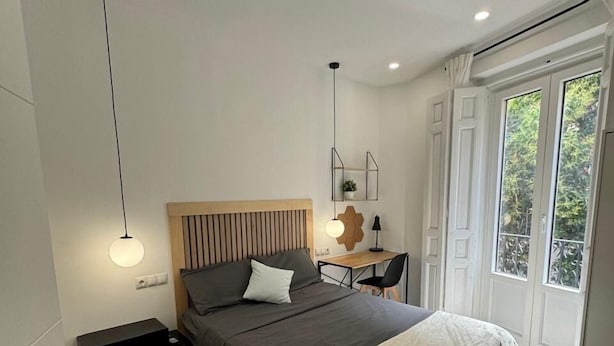 Business Double Room, City View | Desk, laptop workspace, WiFi (free), individually decorated - Plaza mayor (Madrid)
