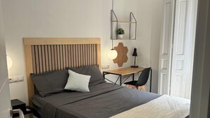 Business Double Room, City View | Desk, laptop workspace, WiFi (free), individually decorated - Plaza mayor (Madrid)