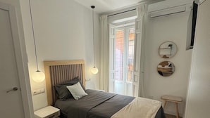 Business Double Room, City View | Desk, laptop workspace, WiFi (free), individually decorated - Plaza mayor (Madrid)