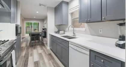 Newly furnished 1 story + Office Desk in Woodlands