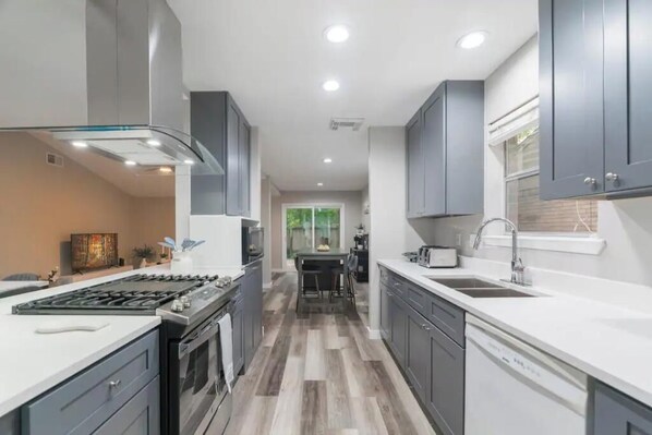 Refrigerador, microondas, horno y parrilla de estufa