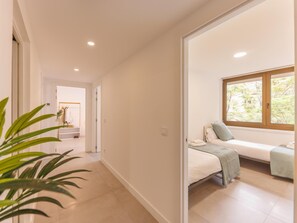 3 habitaciones, tabla de planchar con plancha, internet y ropa de cama 