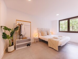 3 soverom, strykejern/-brett, internettilgang og sengetøy