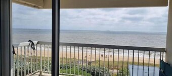 Beautiful T3 sea-facing apartment with direct access to the beach and the customs path 
