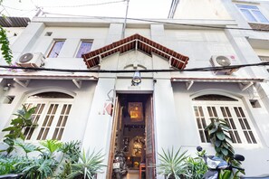 Exterior detail - Elegant Art Decór Studio Hidden in Downtown Alley (Quan 1)