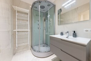 Douche, sĂšche-cheveux, bidet, serviettes fournies