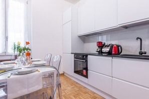 Réfrigérateur, un four, lave-vaisselle, cafetière-théière
