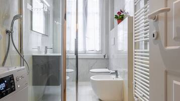 Doccia, asciugacapelli, bidet, asciugamani